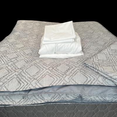 Queen size comforter and set of sheets