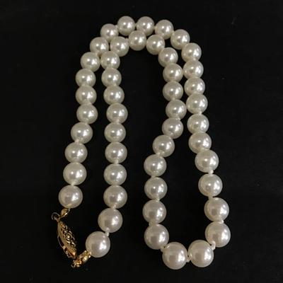 Beautiful vintage faux pearl necklace