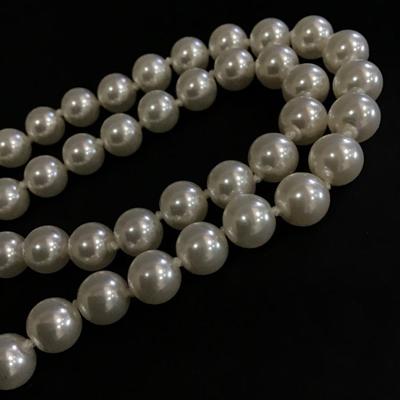 Beautiful vintage faux pearl necklace