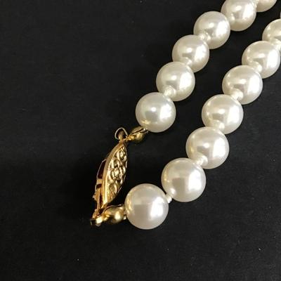 Beautiful vintage faux pearl necklace