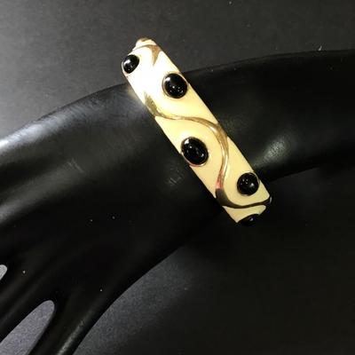 Beautiful, vintage, gold tone enamel hinged bangle bracelet