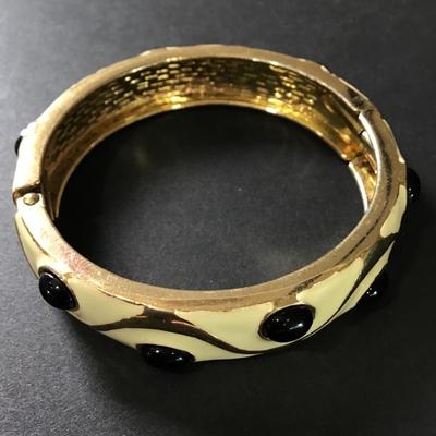 Beautiful, vintage, gold tone enamel hinged bangle bracelet
