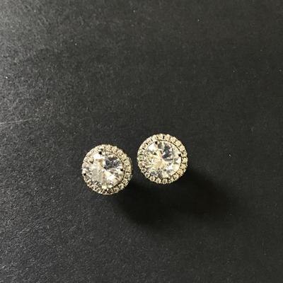 Beautiful crystal rhinestone 925 silver stud earrings. Very beautiful very nice.