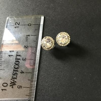 Beautiful crystal rhinestone 925 silver stud earrings. Very beautiful very nice.