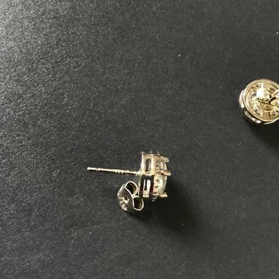 Beautiful crystal rhinestone 925 silver stud earrings. Very beautiful very nice.