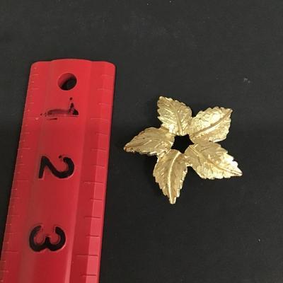 Vintage gold tone leaf brooch