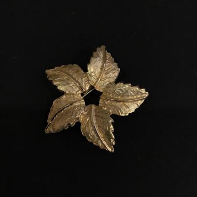 Vintage gold tone leaf brooch
