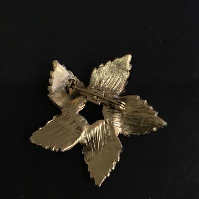 Vintage gold tone leaf brooch
