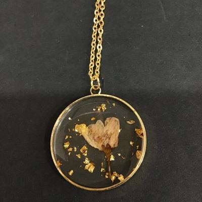 Pretty gold acrylic flower pendant necklace