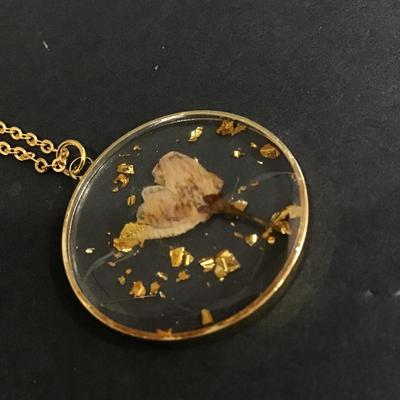 Pretty gold acrylic flower pendant necklace
