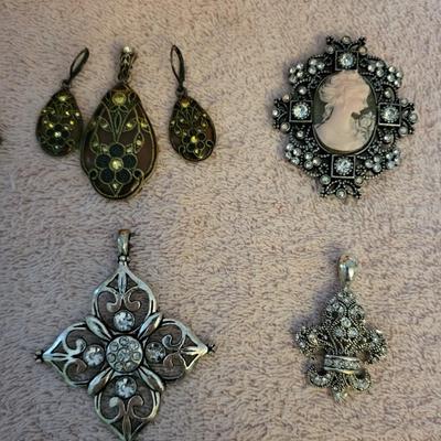 EARRINGS, PENDANTS AND BROOCHES
