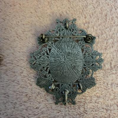 EARRINGS, PENDANTS AND BROOCHES
