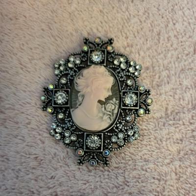 EARRINGS, PENDANTS AND BROOCHES