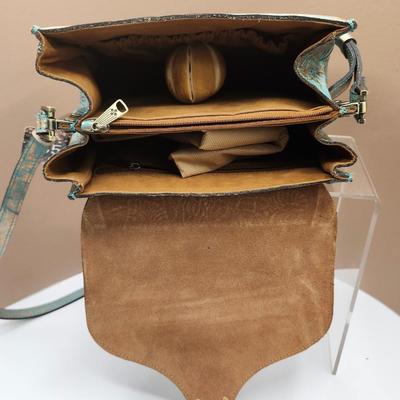 Sale Photo Thumbnail #128: Adjustable strap, dust bag, 2 zippered pockets, 2 flaps inside
9 x 7 inches
excellent condition
Retails at $229