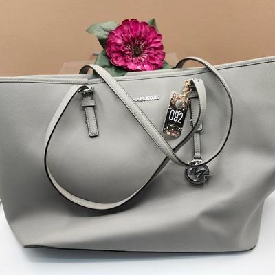 Sale Photo Thumbnail #141: 2 zippered interior pockets, 3 interior slots, 1 exterior slot
2 handles
11 x 10 inches 
retails at $300