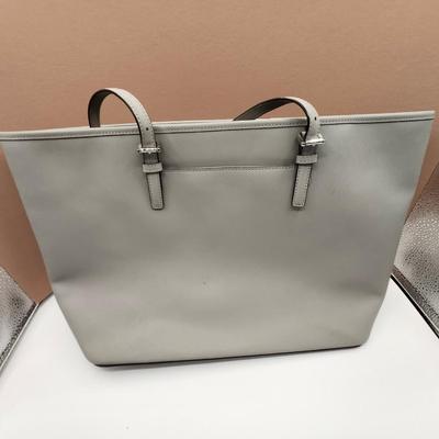 Sale Photo Thumbnail #144: 2 zippered interior pockets, 3 interior slots, 1 exterior slot
2 handles
11 x 10 inches 
retails at $300