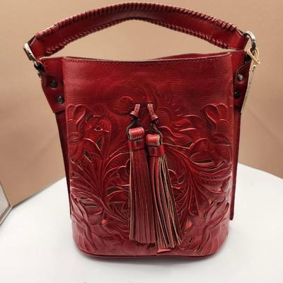 Sale Photo Thumbnail #145: Dust bag, extra shoulder strap, 
2 interior zipper pockets, 2 pockets on one side
1 pocket outside
Tooled, very gorgeous, retails at $249.00
good condition