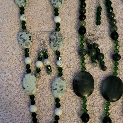 HOWLITE, AGATE, JASPER & GLASS BEADED NECKLACE SETS