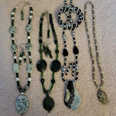 HOWLITE, AGATE, JASPER & GLASS BEADED NECKLACE SETS