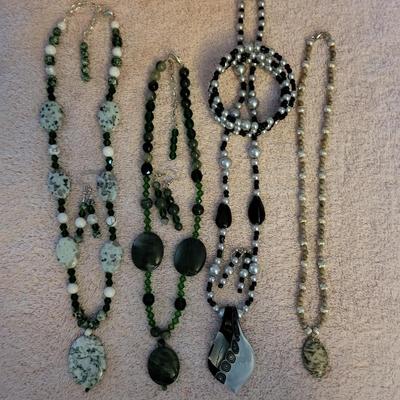 HOWLITE, AGATE, JASPER & GLASS BEADED NECKLACE SETS