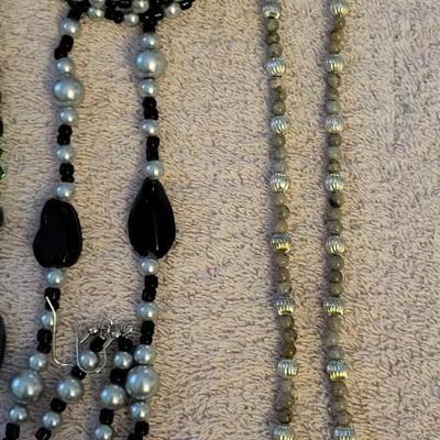 HOWLITE, AGATE, JASPER & GLASS BEADED NECKLACE SETS