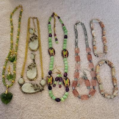 NECKLACES, BRACELETS AND EARRINGS