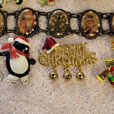 CHRISTMAS JEWELRY PLUS AN EARRING HOLDER
