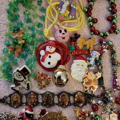 CHRISTMAS JEWELRY PLUS AN EARRING HOLDER