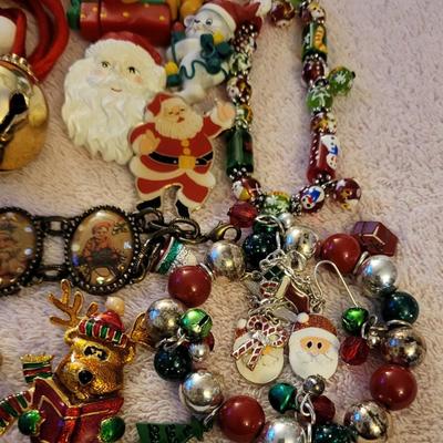 CHRISTMAS JEWELRY PLUS AN EARRING HOLDER