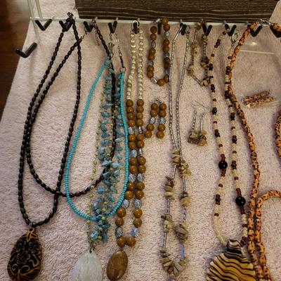 NECKLACES, EARRINGS AND BRACELETS WITH HOLDER