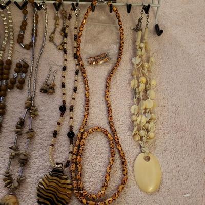 NECKLACES, EARRINGS AND BRACELETS WITH HOLDER