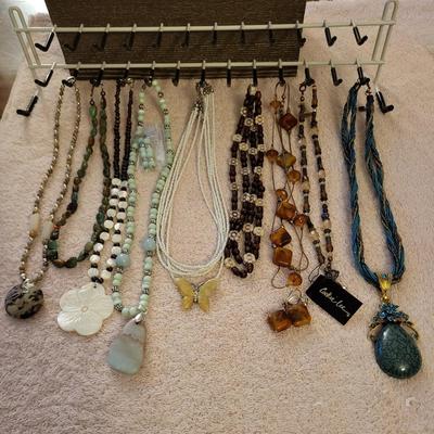 AN ASSORTMENT OF JEWELRY