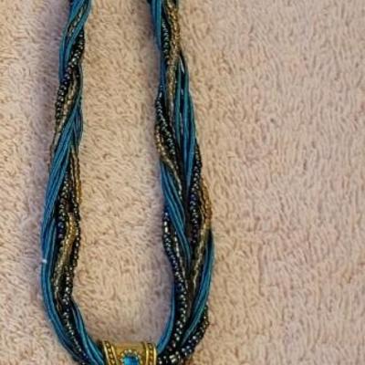 AN ASSORTMENT OF JEWELRY