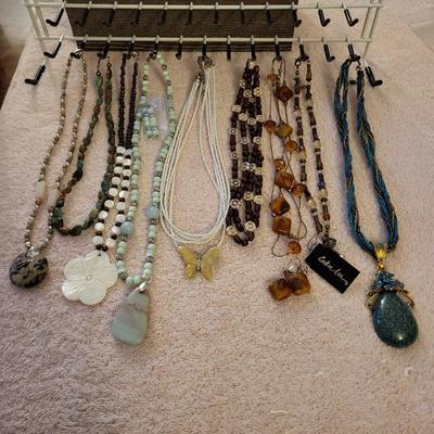 AN ASSORTMENT OF JEWELRY