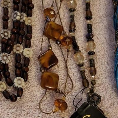 AN ASSORTMENT OF JEWELRY