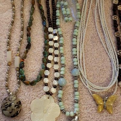 AN ASSORTMENT OF JEWELRY
