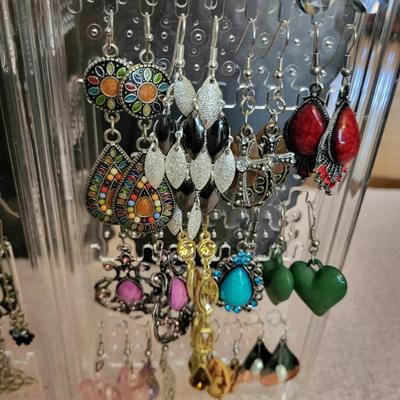 LARGE GROUP OF EARRINGS WITH A ORGANIZER