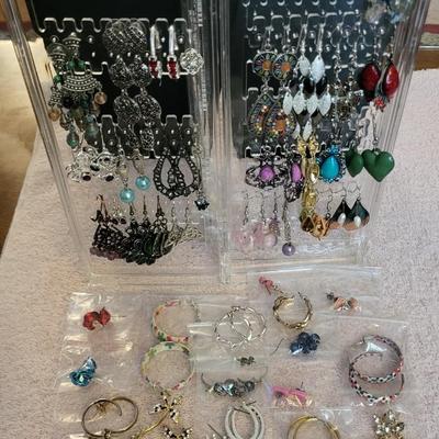 LARGE GROUP OF EARRINGS WITH A ORGANIZER