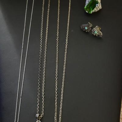 STERLING SILVER NECKLACES, EARRINGS AND A SIZE 8 RING 18g