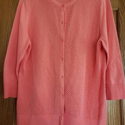 Sale Photo Thumbnail #137: Peach/Coral color Croft & Barrow Cotton Button Front Cardigan. Size Large. 26" long. The front has a small open diamond pattern and the back is solid. Sleeves are 3/4 length sleeve and are 18 3/4" long. Like new condition.