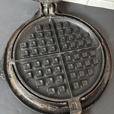 Lot 219: Vintage Griswold No. 8 Cast Iron Waffle Maker w/Base No. 8