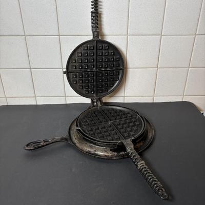 Lot 219: Vintage Griswold No. 8 Cast Iron Waffle Maker w/Base No. 8
