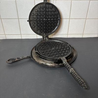 Lot 219: Vintage Griswold No. 8 Cast Iron Waffle Maker w/Base No. 8