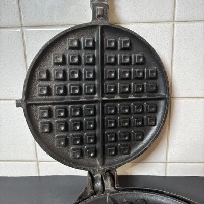 Lot 219: Vintage Griswold No. 8 Cast Iron Waffle Maker w/Base No. 8
