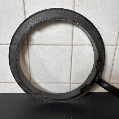 Lot 220: Unmarked Cast Iron Waffle Maker