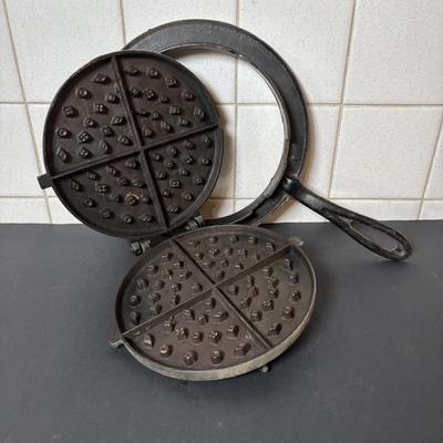Lot 220: Unmarked Cast Iron Waffle Maker