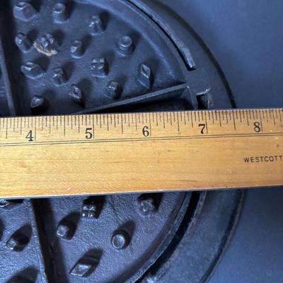 Lot 220: Unmarked Cast Iron Waffle Maker