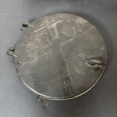 Lot 220: Unmarked Cast Iron Waffle Maker