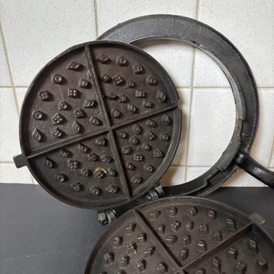 Lot 220: Unmarked Cast Iron Waffle Maker
