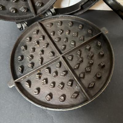 Lot 220: Unmarked Cast Iron Waffle Maker